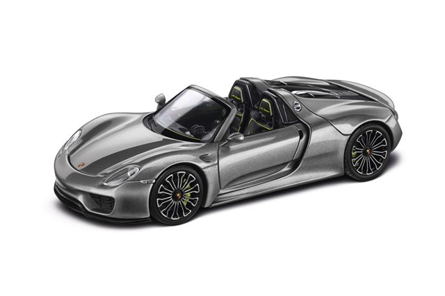 Porsche 918 Spyder, stan seryjny, liquid metal silber, skala 1:43 Porsche 918 Spyder, stan seryjny, liquid metal silber, skala 1:43