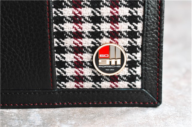 "60Y 911" Teczka na dokumenty samochodu, wzór pepita, z wytłoczonym herbem Porsche, jubileuszowa plakietka 60 lat 911
