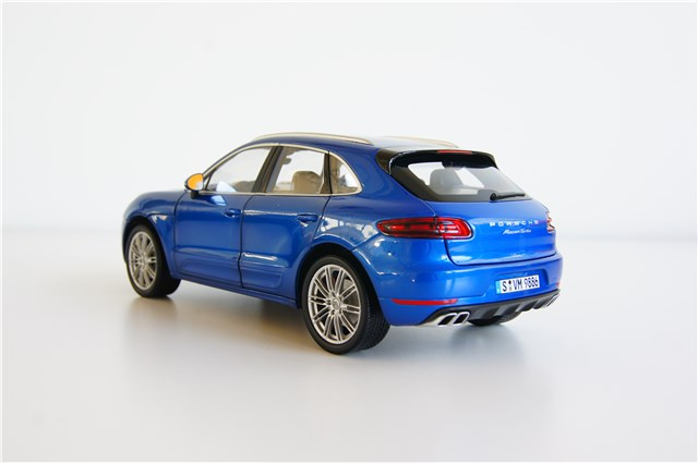 Model Porsche Macan Turbo, niebieski szafirowy metalik, 1:18