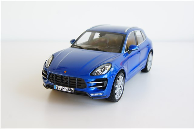 Model Porsche Macan Turbo, niebieski szafirowy metalik, 1:18