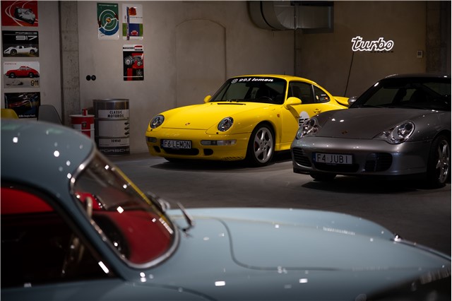 Porsche Turbo Leuchtschriftzug, LED, Lichtfarbe: 4.000 Kelvin, Größe 98,9 x 25 cm, Limitiert auf 911 Stück