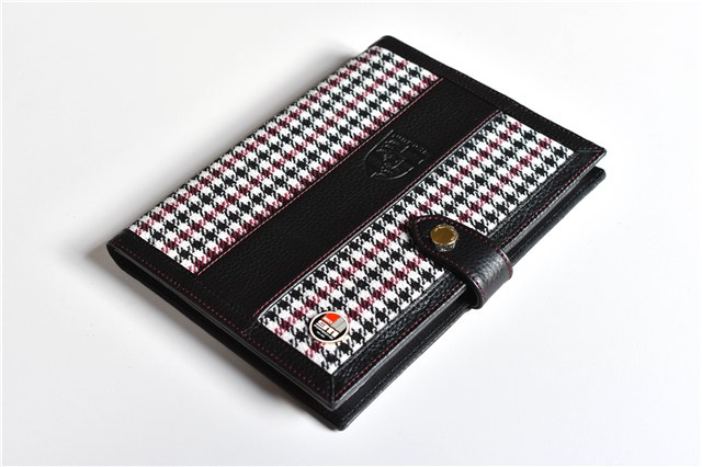 "60Y 911" Teczka na dokumenty samochodu, wzór pepita, z wytłoczonym herbem Porsche, jubileuszowa plakietka 60 lat 911