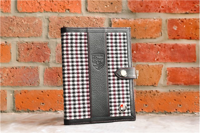 "60Y 911" Teczka na dokumenty samochodu, wzór pepita, z wytłoczonym herbem Porsche, jubileuszowa plakietka 60 lat 911