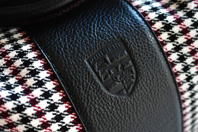 "60Y 911" Touring Bag 911 "60 Jahre 911", Pepita Muster in Schwarz/Rot, Jubiläumsplakette 50/30/28 cm