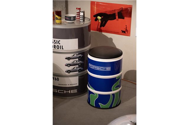 Siedzenie typu „barrel” – MARTINI RACING® w stylu psychodelicznym