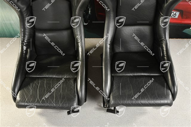 Schalensitze, Leder, schwarz, mit geprägtem Porsche Wappen, L+R