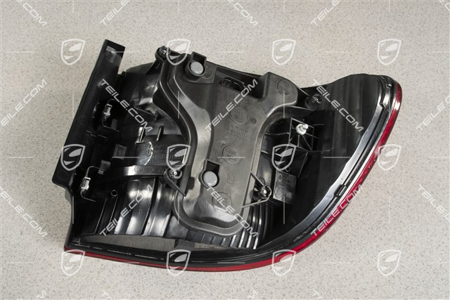 Rear light, R