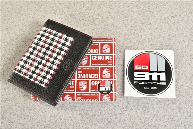"60Y 911" Fahrzeugscheinetui, Jubiläumsversion "60 Jahre 911", im Pepita Muster, mit geprägtem Porsche Wappen