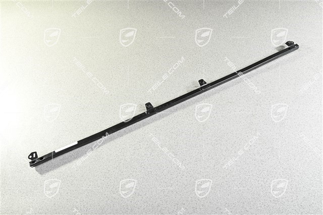 Strut mounting stay, cross member