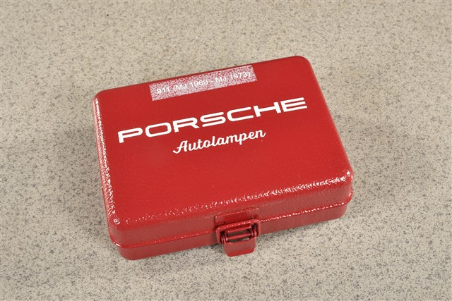 Pudełko z zapasowymi żarówkami i bezpiecznikami / 12V, do Porsche 911 model F od 1969 do 1973 r.