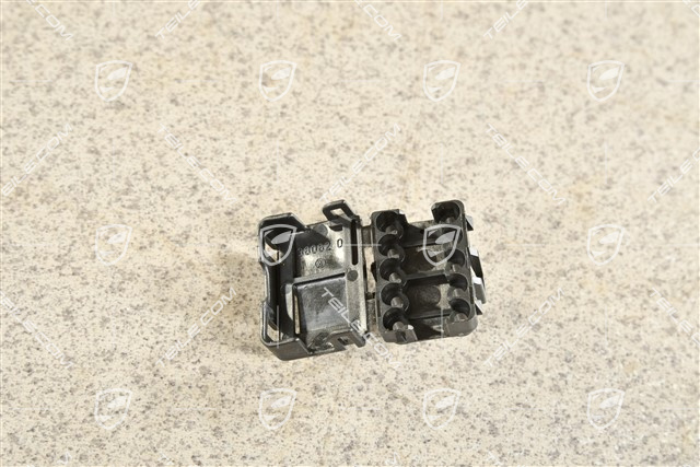 Plug / socket connector