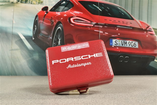 Pudełko z zapasowymi żarówkami i bezpiecznikami / 12V, do Porsche 911 model F od 1969 do 1973 r.