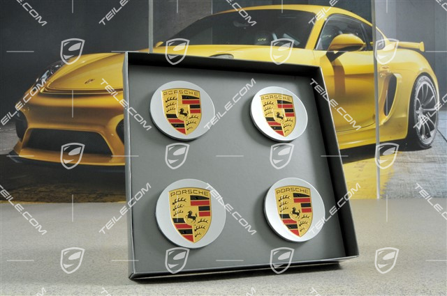 Radzierdeckel Satz, Brilliantchrom, mit farbigem Porsche Wappen, für 19" Macan Turbo und 19" Macan Design Felgen Radzierdeckel Satz, Brilliantchrom, mit farbigem Porsche Wappen, für 19" Macan Turbo und 19" Macan Design Felgen