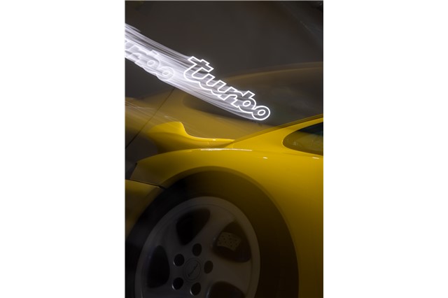 Porsche Turbo Leuchtschriftzug, LED, Lichtfarbe: 4.000 Kelvin, Größe 98,9 x 25 cm, Limitiert auf 911 Stück