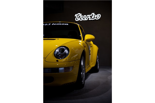 Porsche Turbo Leuchtschriftzug, LED, Lichtfarbe: 4.000 Kelvin, Größe 98,9 x 25 cm, Limitiert auf 911 Stück