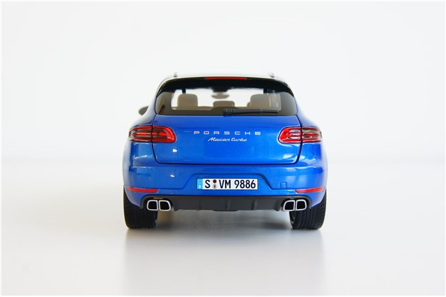 Model Porsche Macan Turbo, niebieski szafirowy metalik, 1:18