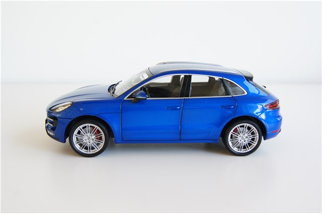 Model Porsche Macan Turbo, niebieski szafirowy metalik, 1:18