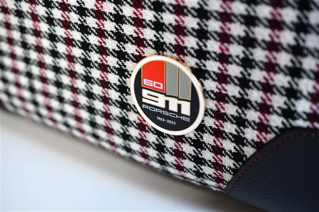 "60Y 911" Touring Bag 911 "60 Jahre 911", Pepita Muster in Schwarz/Rot, Jubiläumsplakette 50/30/28 cm