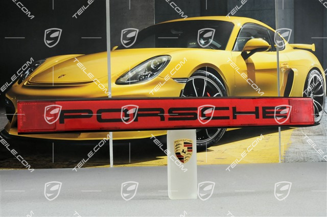 Blenda tylna między lampami z odblaskiem Blenda tylna między lampami z odblaskiem