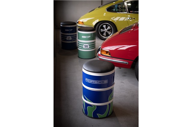 Siedzenie typu „barrel” – MARTINI RACING® w stylu psychodelicznym